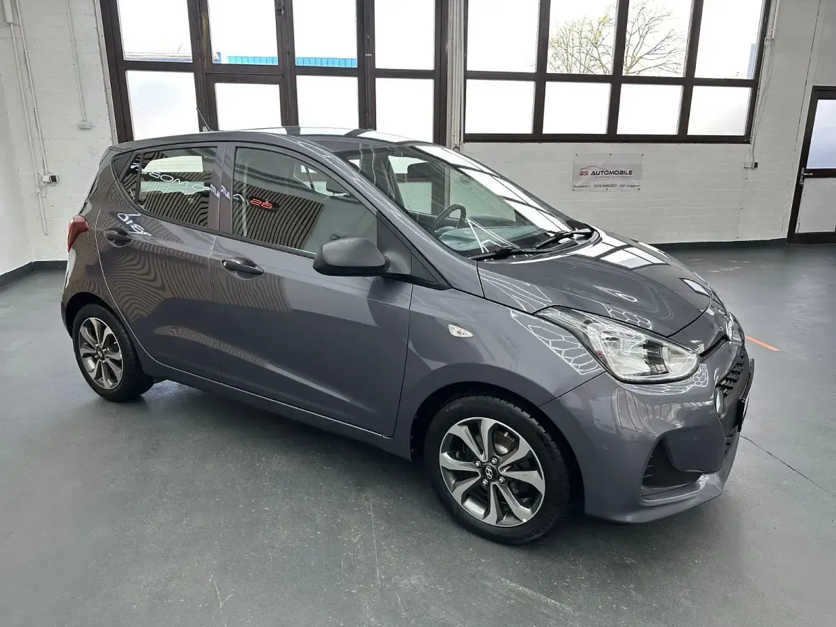 Gebraucht Hyundai i10 GO! 67 PS (49 kW) 2018 Grau Kleinwagen