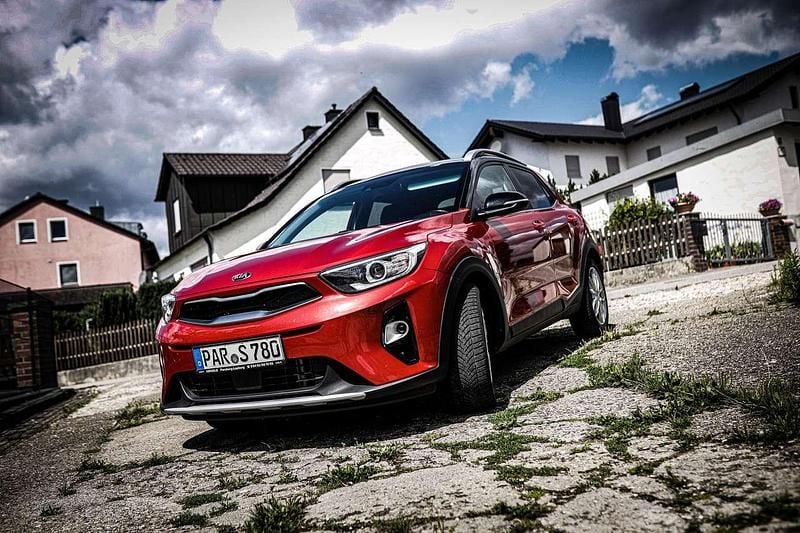 Rot Gebraucht 2017 Kia Stonic Platinum SUV | 12.500 € (Fairer Preis) - Bild 1/4