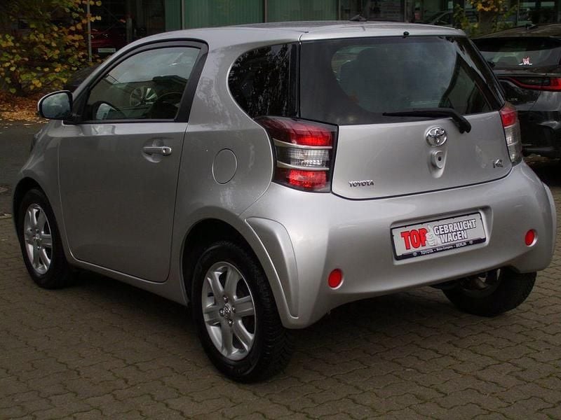 Gebraucht Toyota iQ Basis 68 PS (50 kW) 2014 Platinsilber metallic Kleinwagen