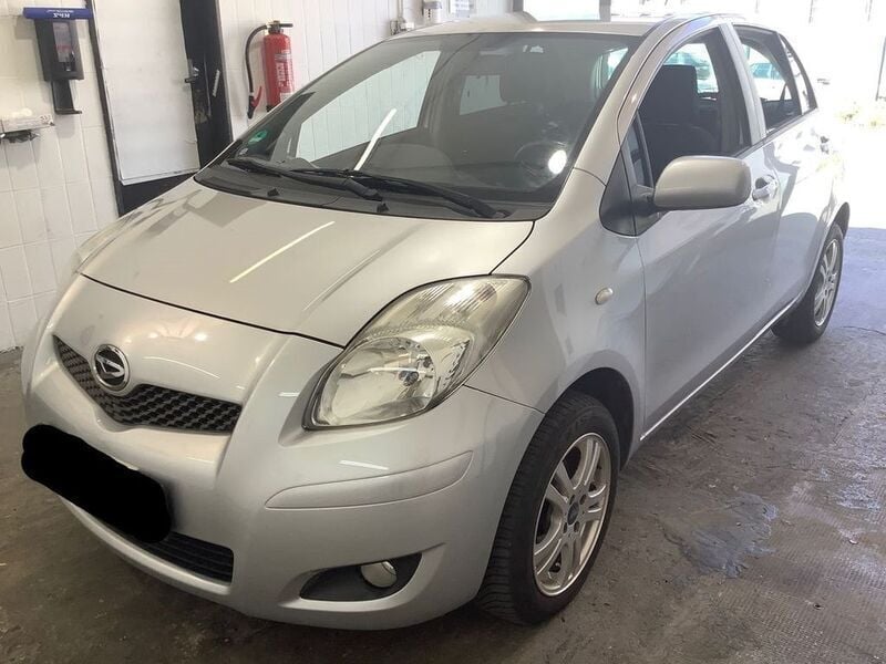 Silber Gebraucht 2011 Daihatsu Charade Kleinwagen | 5.790 € - Bild 1/4