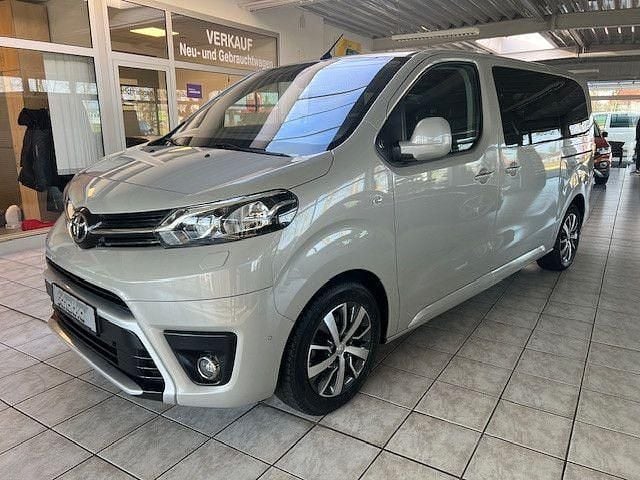 Silber Gebraucht 2021 Toyota Proace Verso Team Kombi | 31.900 € (Superpreis) - Bild 1/4