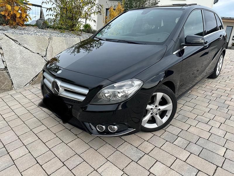 Schwarz Gebraucht 2014 Mercedes B220 Van / Kleinbus | 11.800 € (Guter Preis) - Bild 1/4