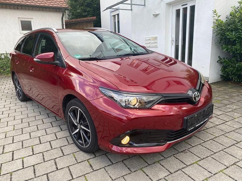 Rot Gebraucht 2018 Toyota Auris Touring Sports Team Kombi | 12.590 € (Fairer Preis) - Bild 1/4