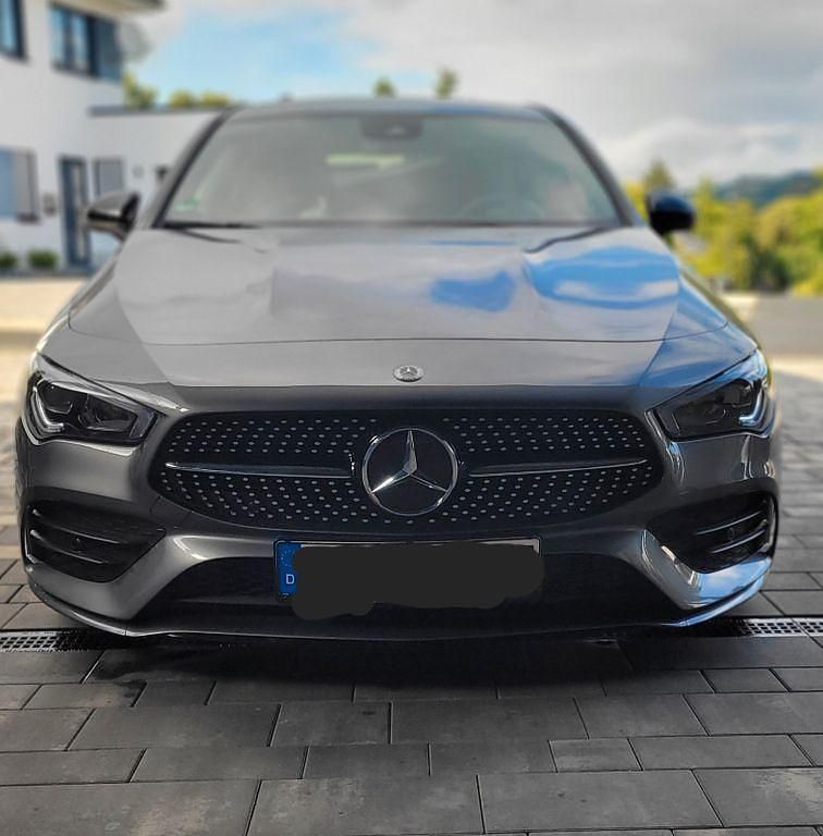 Grau Gebraucht 2020 Mercedes CLA200 Shooting Brake AMG line Kombi | 28.000 € (Fairer Preis) - Bild 1/4