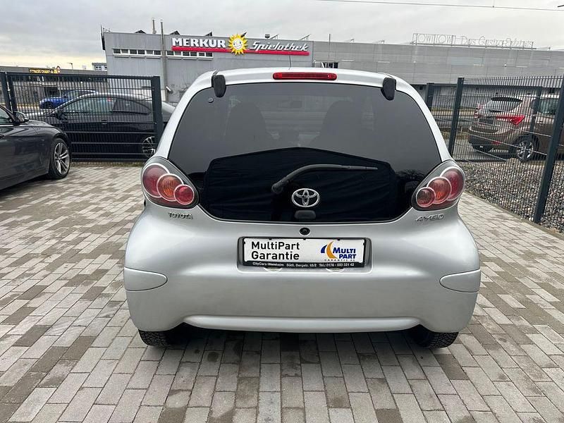 Gebraucht Toyota Aygo Edition 68 PS (50 kW) 2011 Silber Kleinwagen