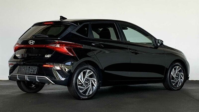 Gebraucht Hyundai i20 101 PS (74 kW) 2024 Grün / mangrove green pearl Kleinwagen