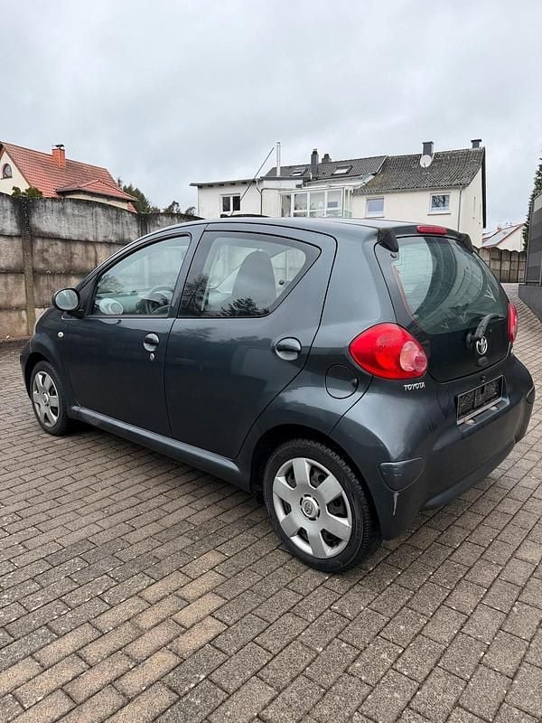 Gebraucht Toyota Aygo 68 PS (50 kW) 2009 Grau Kleinwagen