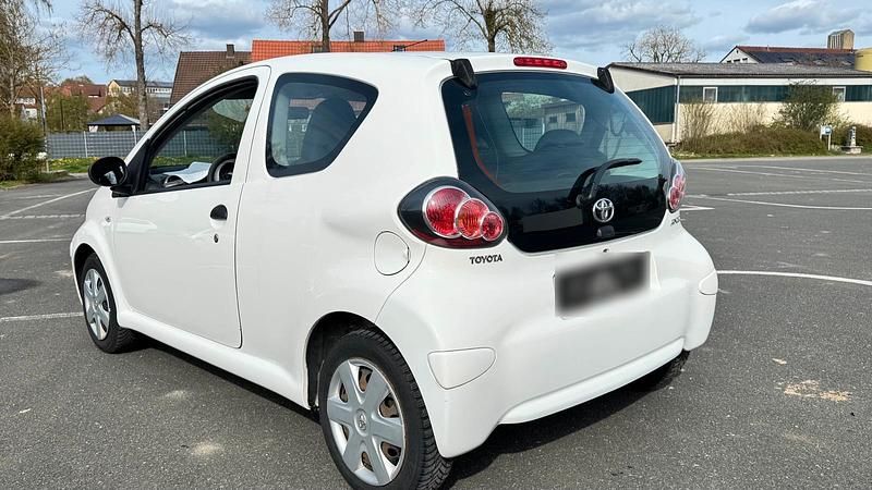 Gebraucht Toyota Aygo 68 PS (50 kW) 2009 Weiß Kleinwagen