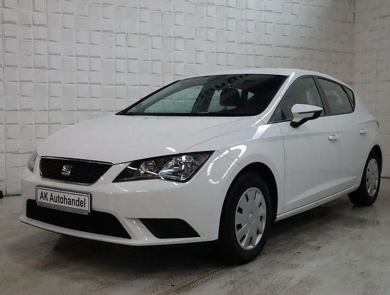 Weiß Gebraucht 2015 Seat Leon Reference Limousine | 5.790 € (Guter Preis) - Bild 1/4