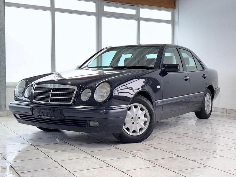 Blau Gebraucht 1999 Mercedes E240 Elegance Limousine | 9.999 € - Bild 1/4