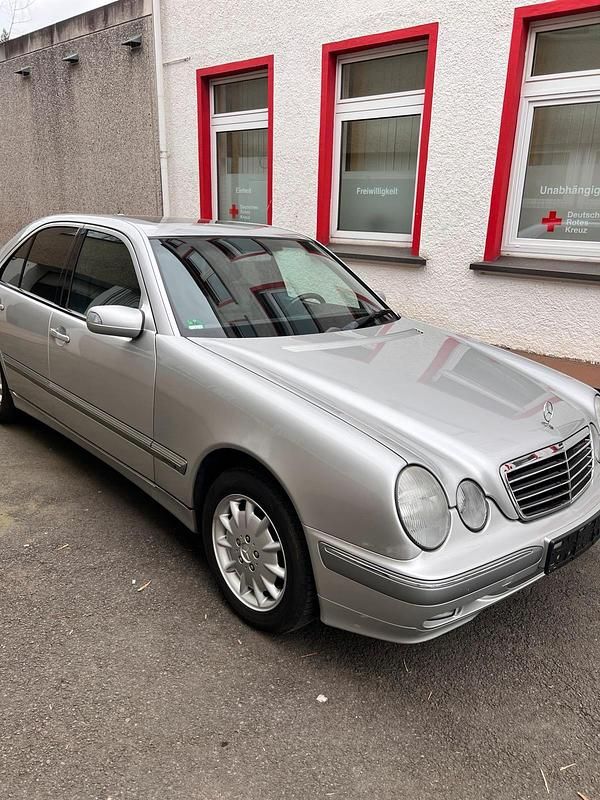 Gebraucht Mercedes E240 170 PS (125 kW) 2001 Silber Limousine