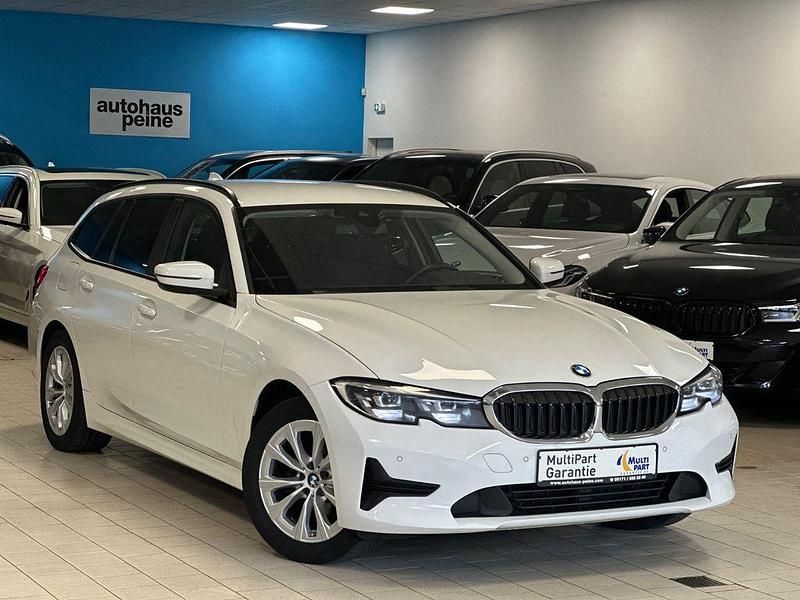 Weiß Gebraucht 2021 BMW 318 Advantage Limousine | 21.397 € (Fairer Preis) - Bild 1/4