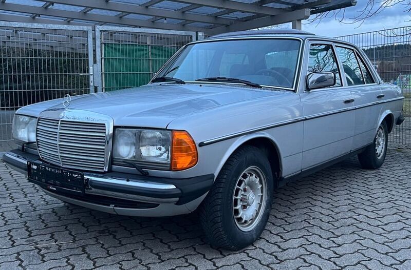 Silber Gebraucht 1982 Mercedes E230 Limousine | 28.900 € - Bild 1/4