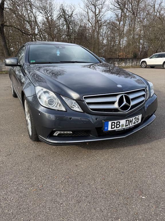 Grau Gebraucht 2011 Mercedes E250 Elegance Coupé | 11.900 € (Fairer Preis) - Bild 1/4