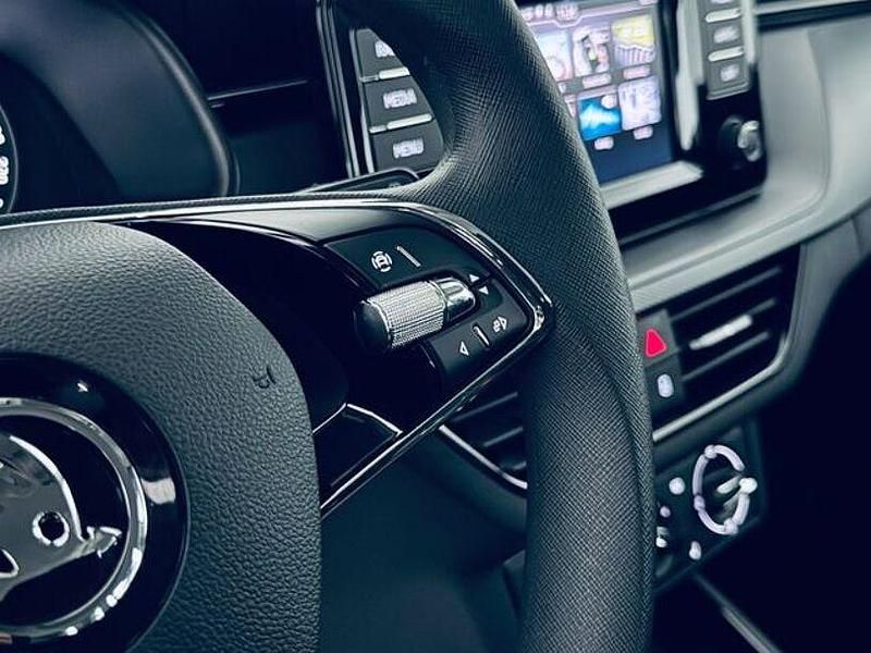 Gebraucht Skoda Scala Selection 95 PS (69 kW) 2023 Weiß Kleinwagen