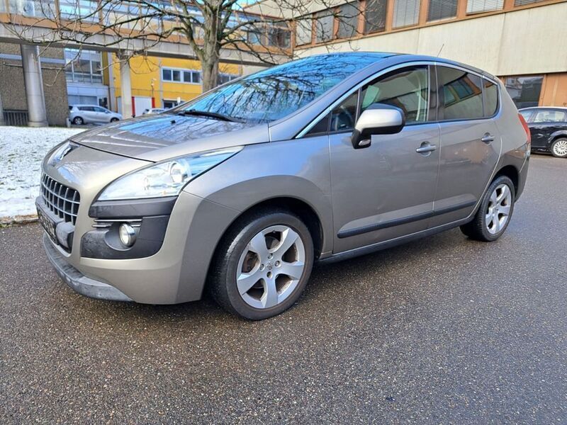 Grau Gebraucht 2011 Peugeot 3008 Premium Van / Kleinbus | 2.000 € - Bild 1/4