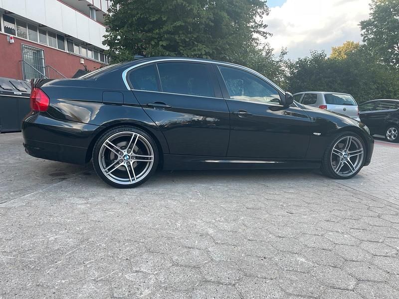 Schwarz Gebraucht 2011 BMW 320 Comfort Edition Limousine | 6.600 € (Fairer Preis) - Bild 1/4