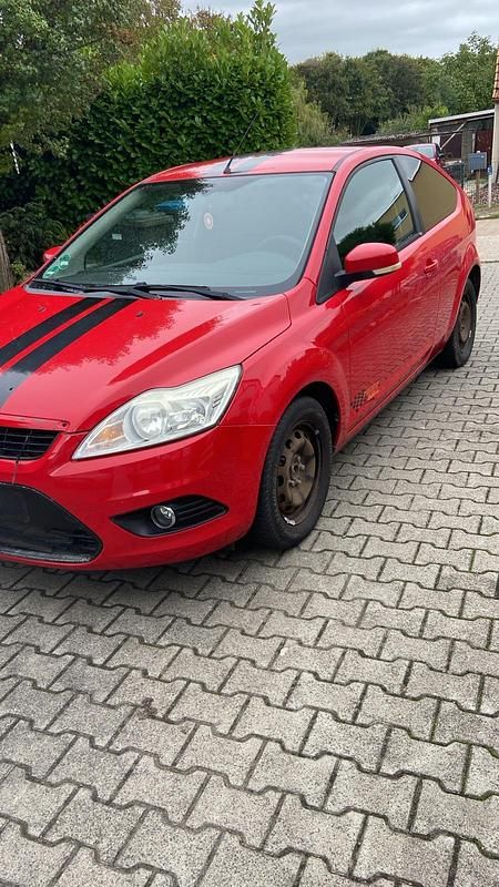 Rot Gebraucht 2011 Ford Focus Limousine | 1.250 € (Superpreis) - Bild 1/4