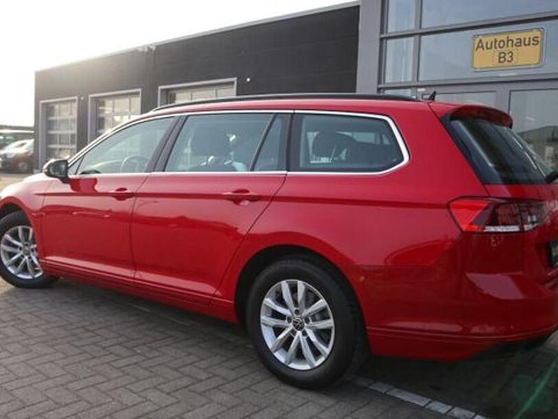 Gebraucht VW Passat 122 PS (89 kW) 2023 Rot Kombi