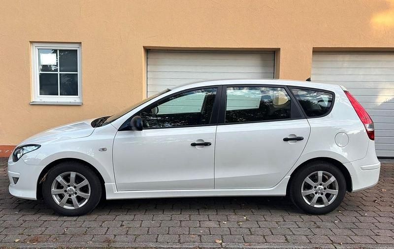 Weiß Gebraucht 2012 Hyundai i30 Classic Kombi | 4.200 € (Fairer Preis) - Bild 1/4