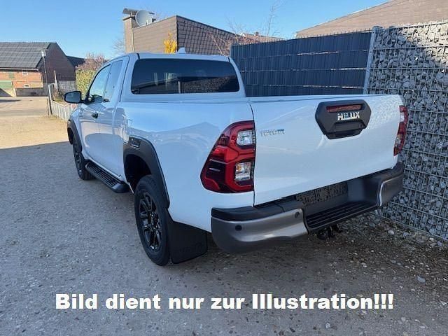 Neu Toyota HiLux 150 PS (110 kW) 2026 Attitude black metallic. Abholung