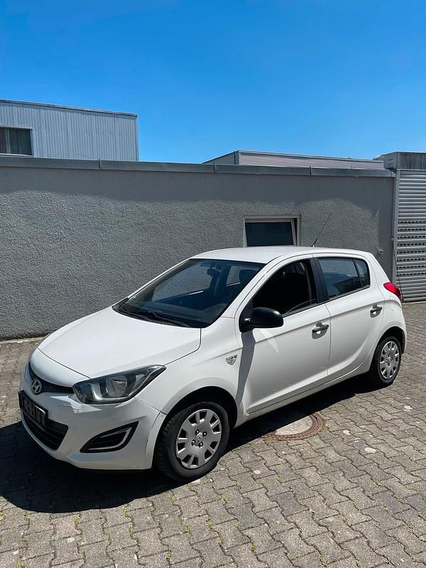 Weiß Gebraucht 2014 Hyundai i20 Kleinwagen | 2.600 € (Guter Preis) - Bild 1/4