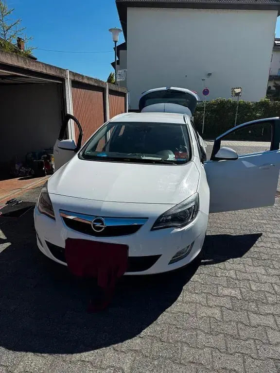 Second-hand Opel Astra Edition 165 CP (121 kW) 2012 Alb Break