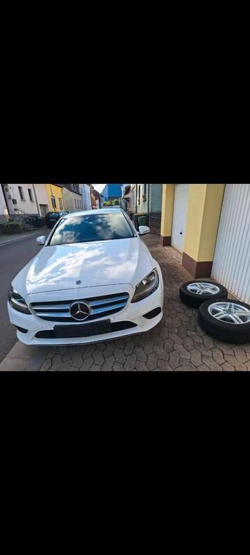 Weiß Gebraucht 2019 Mercedes C220 Limousine | 29.499 € - Bild 1/4