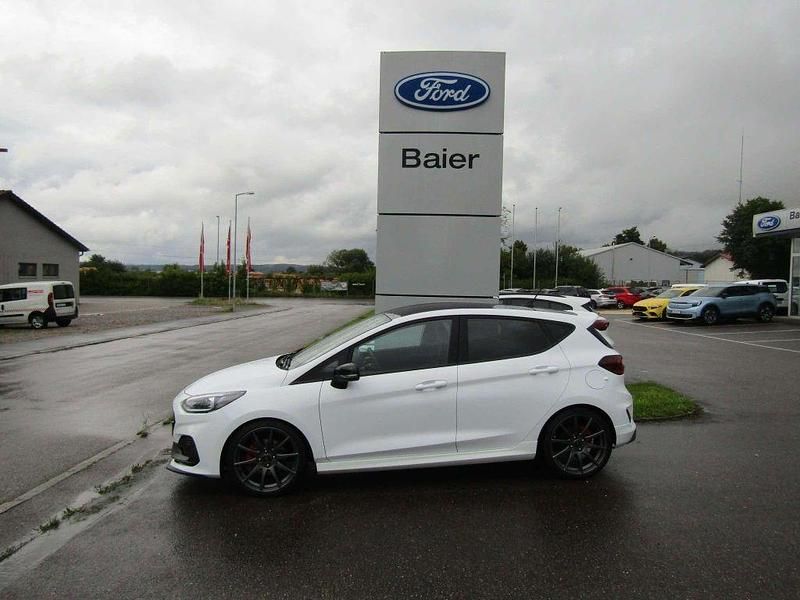 Frostweiß Gebraucht 2023 Ford Fiesta Performance Edition Kleinwagen | 25.990 € (Fairer Preis) - Bild 1/4