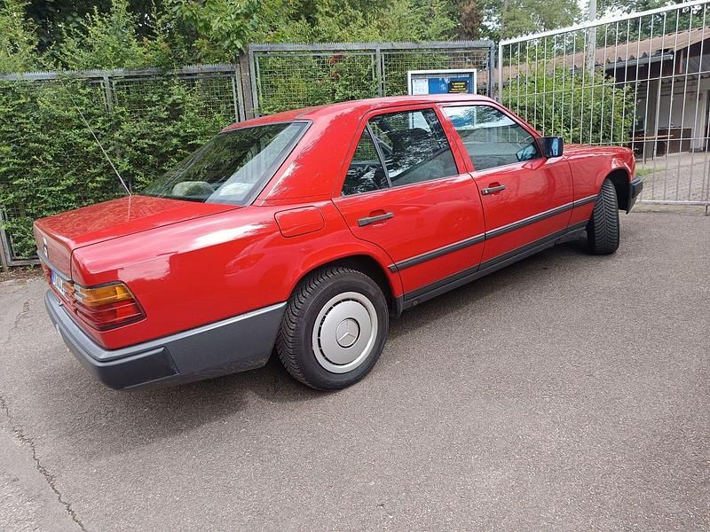 Gebraucht Mercedes E300 109 PS (80 kW) 1987 Rot Limousine
