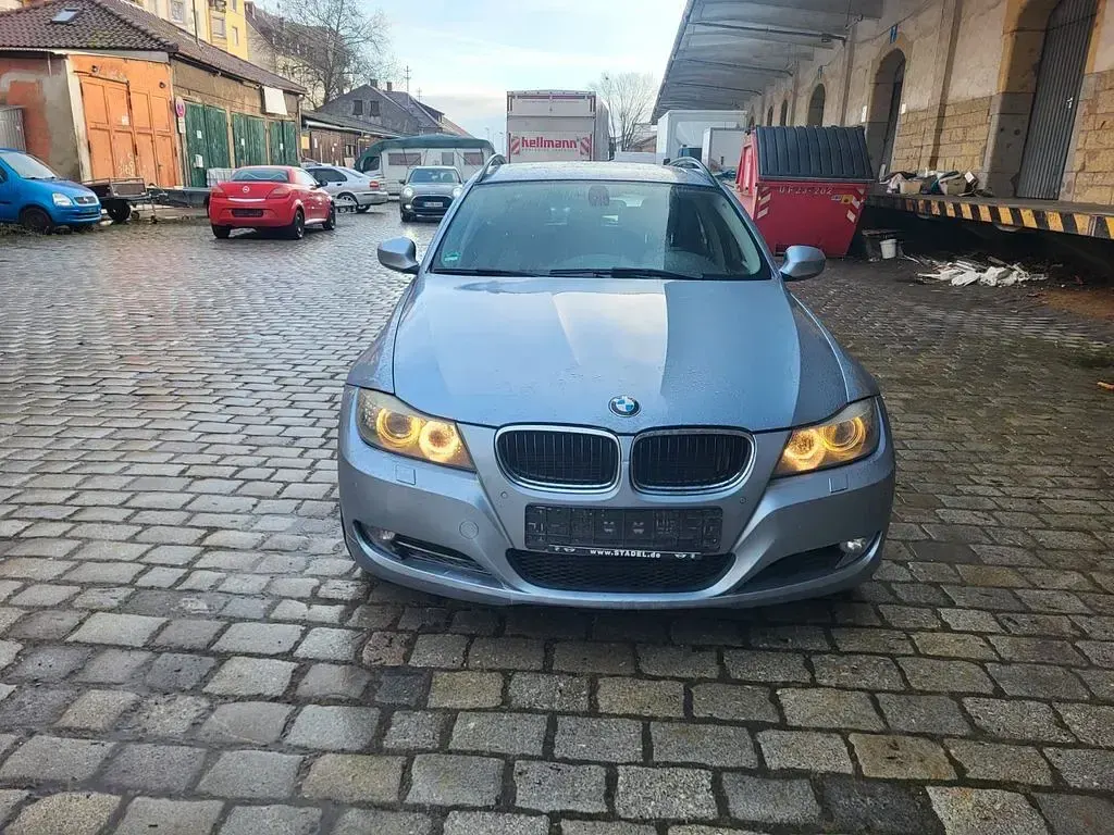 Gebraucht BMW 320 177 PS (130 kW) 2010 Blau Kombi