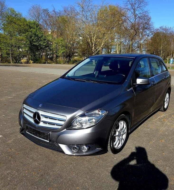 Grau Gebraucht 2014 Mercedes B180 Van / Kleinbus | 14.650 € (Fairer Preis) - Bild 1/4