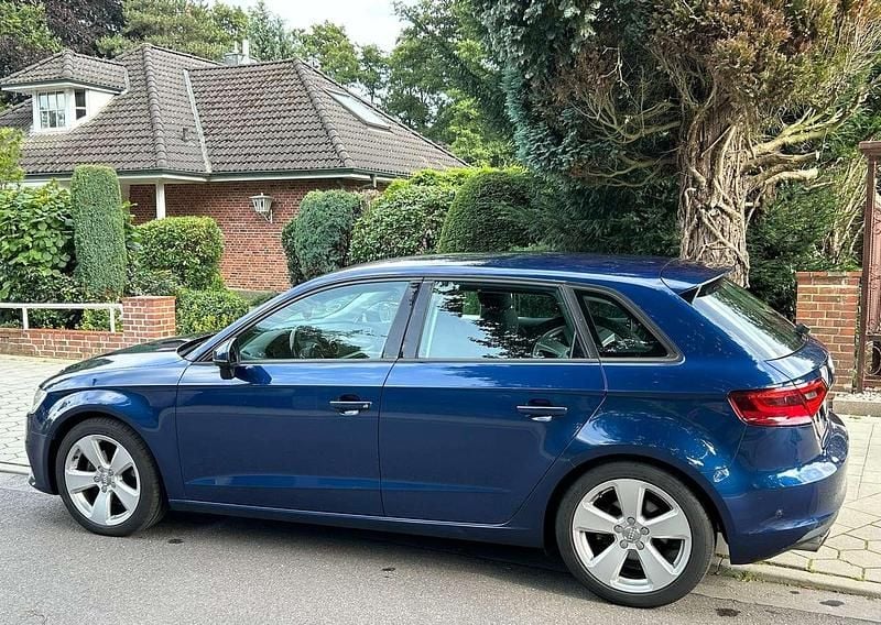 Blau Gebraucht 2014 Audi A3 Sportback Attraction Kombi | 8.200 € (Guter Preis) - Bild 1/4