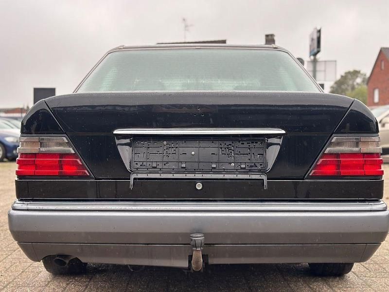 Brugt Mercedes E220 150 HK (110 kW) 1993 Sort Sedan