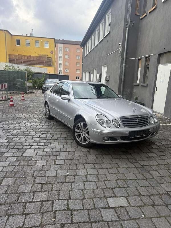 Grau Gebraucht 2005 Mercedes E320 Elegance Limousine | 4.999 € (Fairer Preis) - Bild 1/4