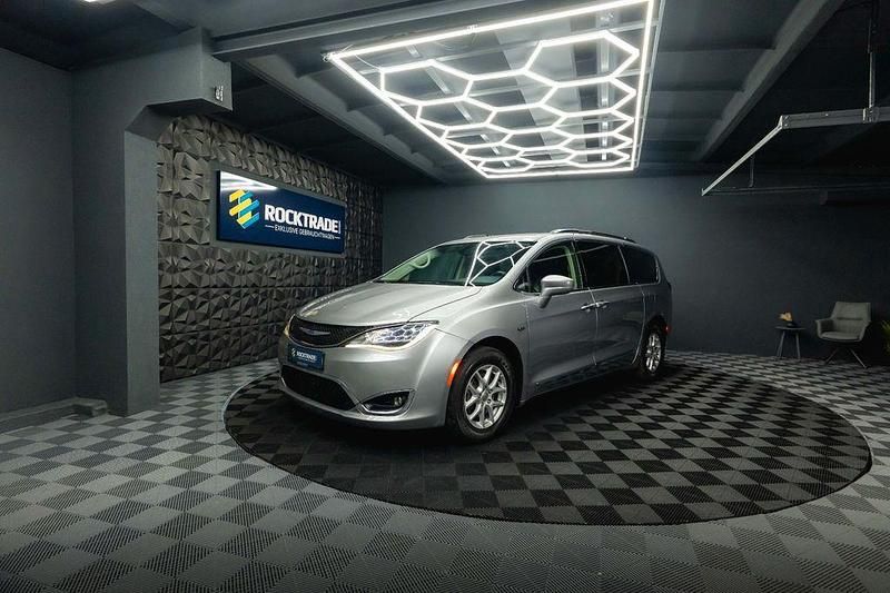 Grau Gebraucht 2020 Chrysler Pacifica Touring Kombi | 16.990 € (Superpreis) - Bild 1/4