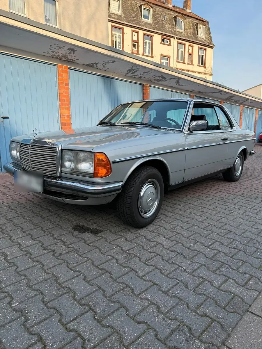 Gebraucht Mercedes 230 136 PS (100 kW) 1980 Silber Coupé
