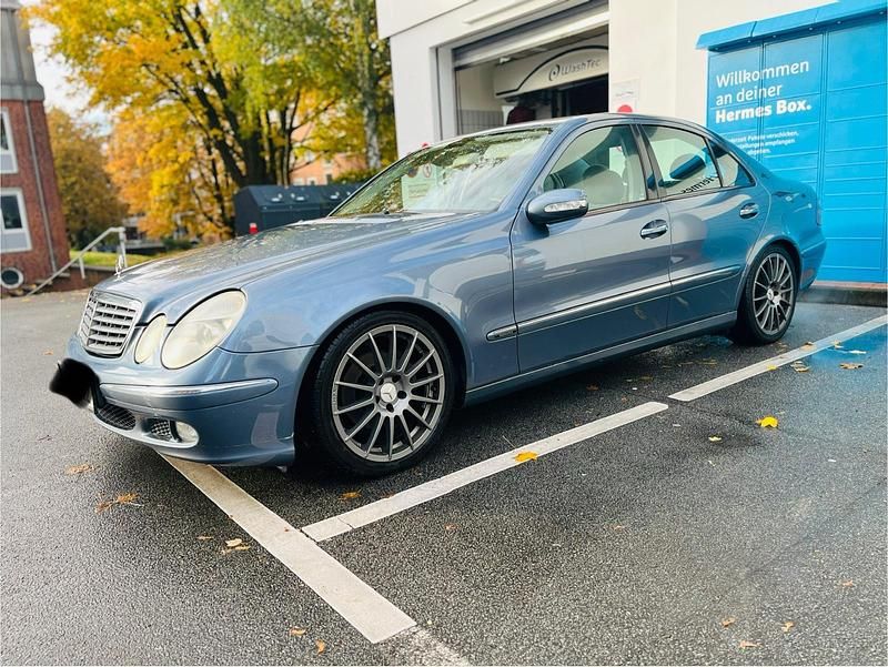 Blau Gebraucht 2005 Mercedes E240 Limousine | 3.500 € (Guter Preis) - Bild 1/4