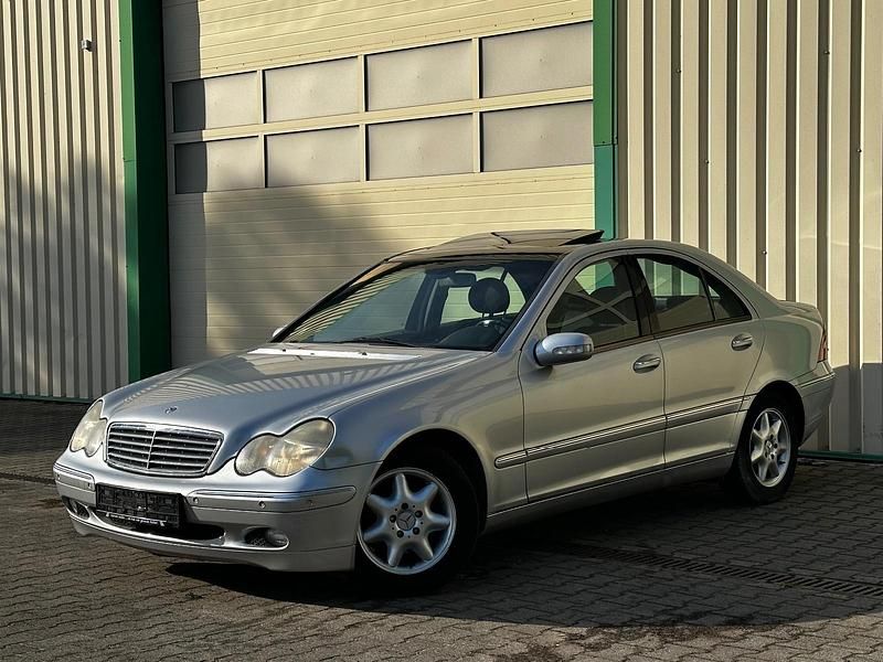 Silber Gebraucht 2002 Mercedes C220 Avantgarde Limousine | 3.275 € (Fairer Preis) - Bild 1/4