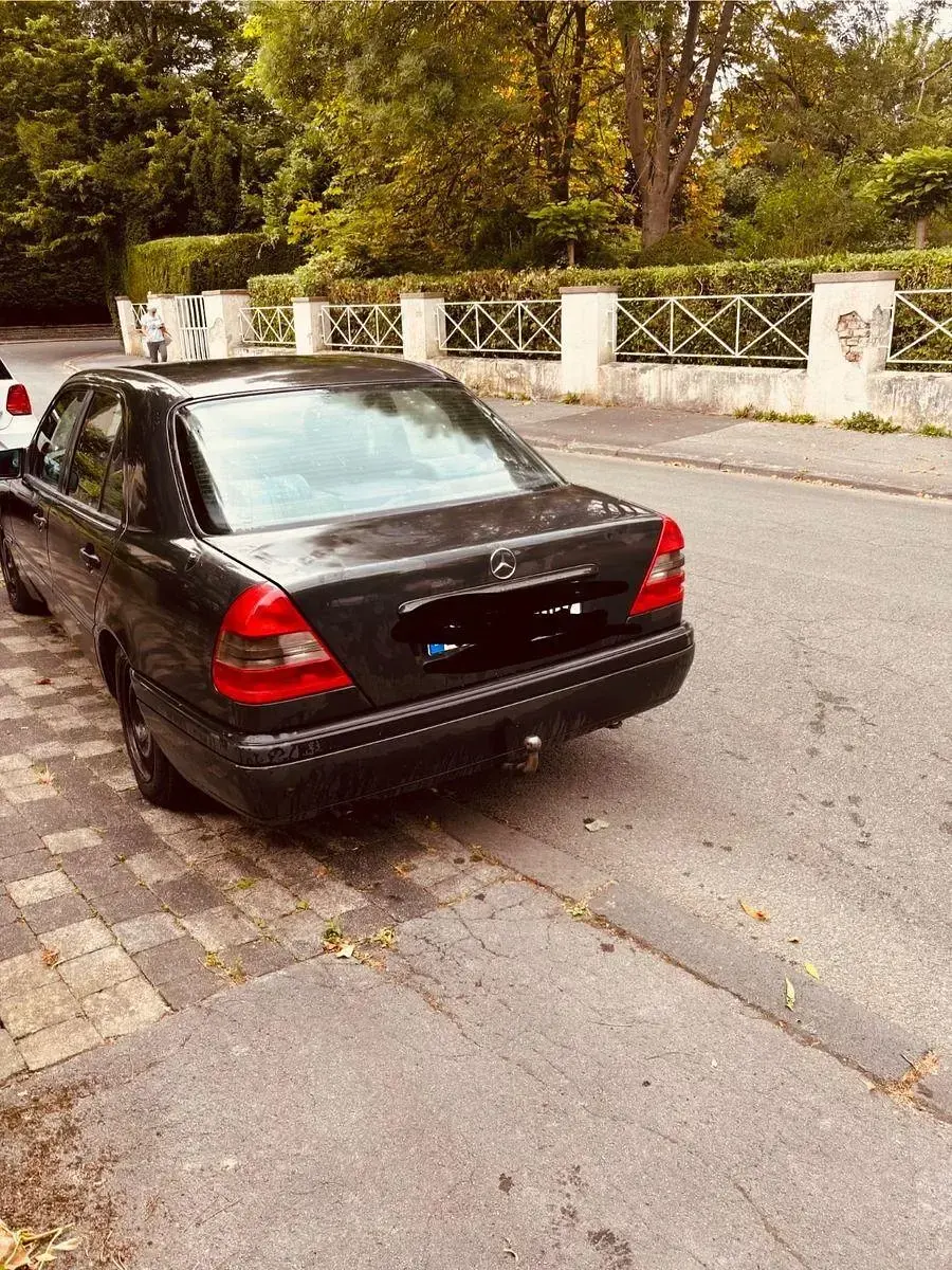 Gebraucht Mercedes C180 122 PS (89 kW) 1996 Schwarz Limousine