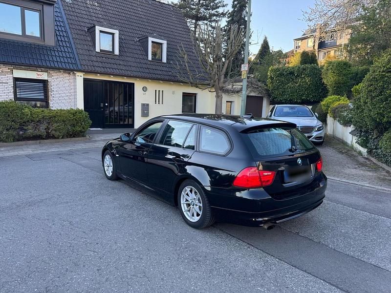 Gebraucht BMW 318 143 PS (105 kW) 2010 Schwarz Kombi