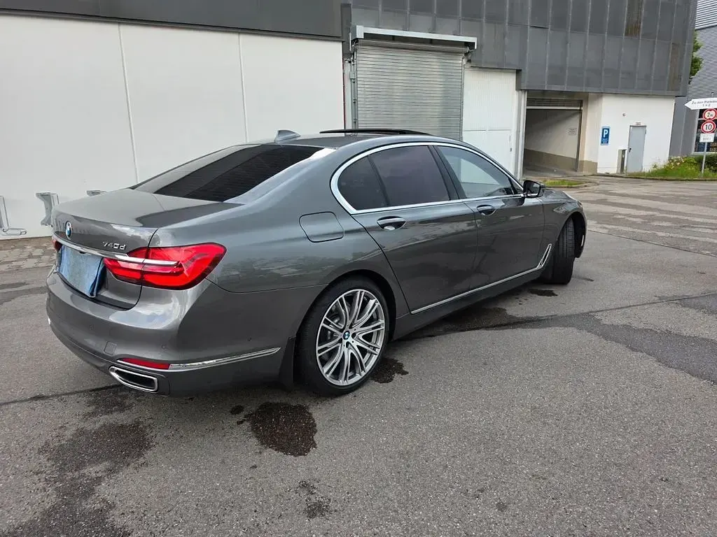 Gebraucht BMW 740 320 PS (235 kW) 2018 Grau Limousine