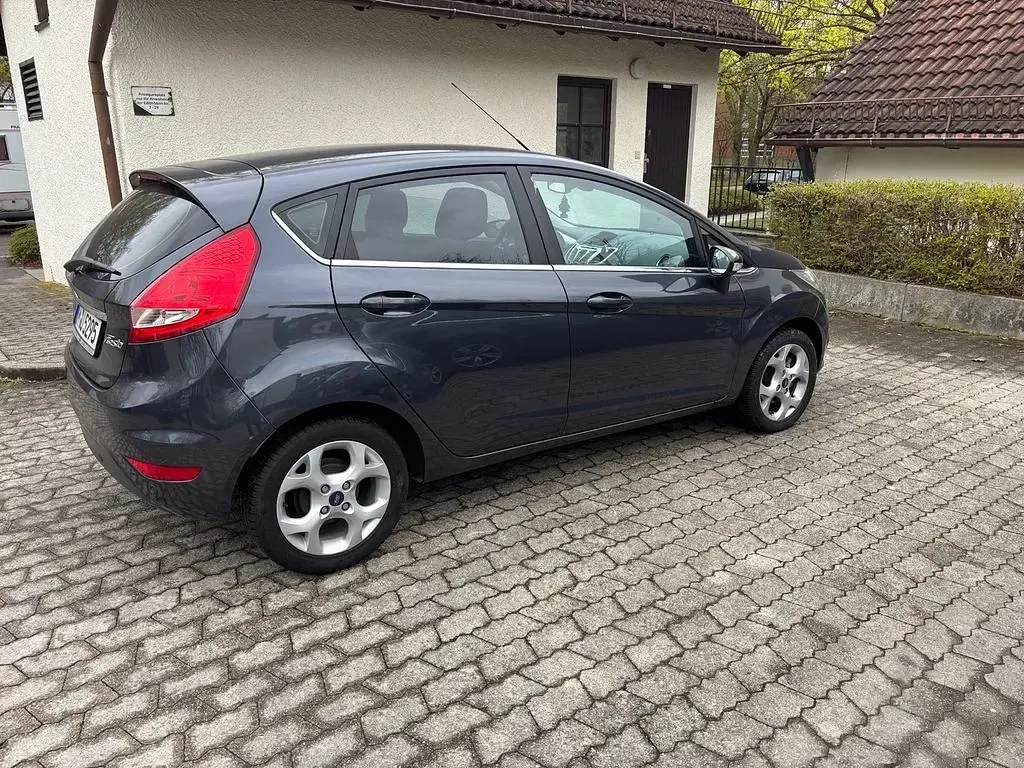 Gebraucht Ford Fiesta Titanium 97 PS (71 kW) 2010 Grau Limousine