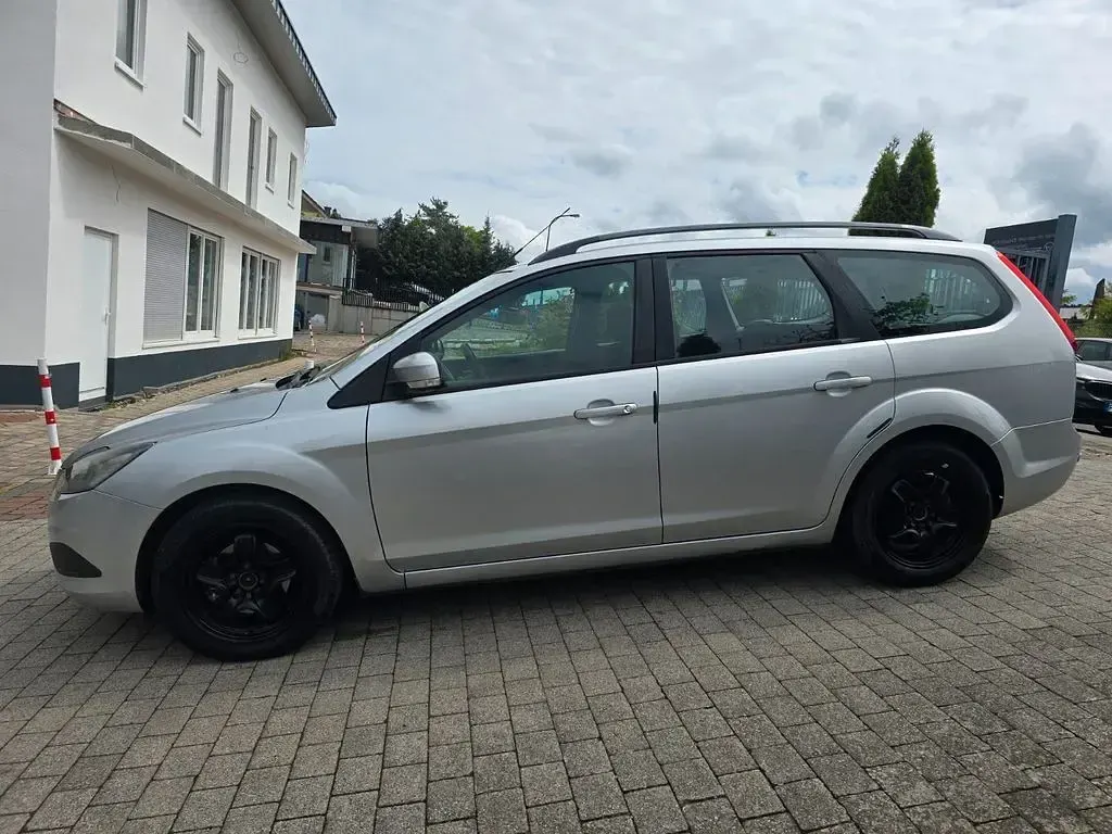 Gebraucht Ford Focus 109 PS (80 kW) 2011 Silber Limousine