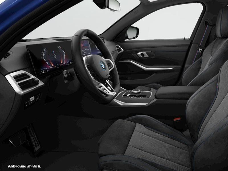 Portimao blau Gebraucht 2025 BMW 330e Comfort Edition Kombi | 52.234 € (Guter Preis) - Bild 1/2