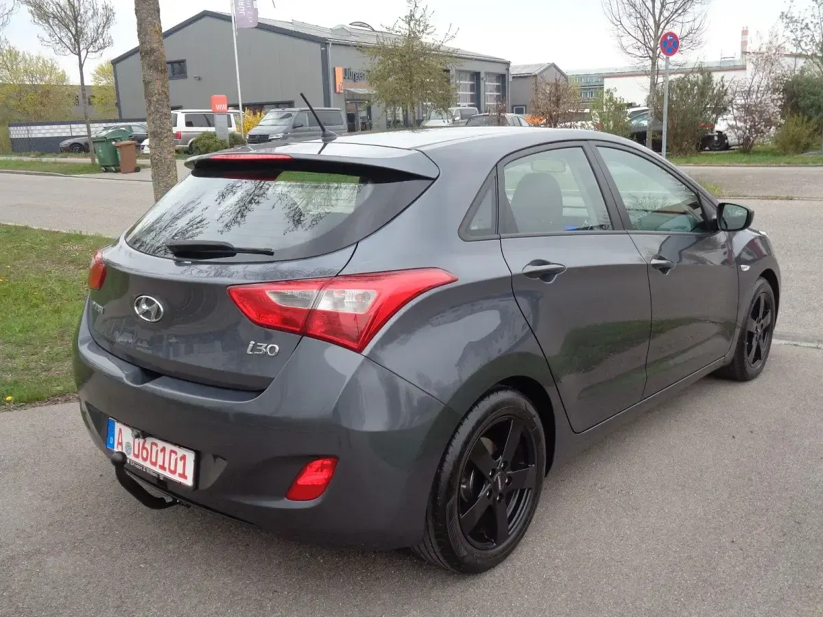 Gebraucht Hyundai i30 110 PS (80 kW) 2016 Grau Limousine