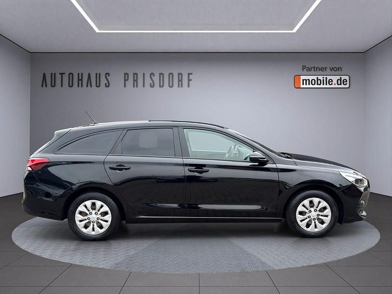 Gebraucht Hyundai i30 Select 99 PS (72 kW) 2019 Schwarz Kombi