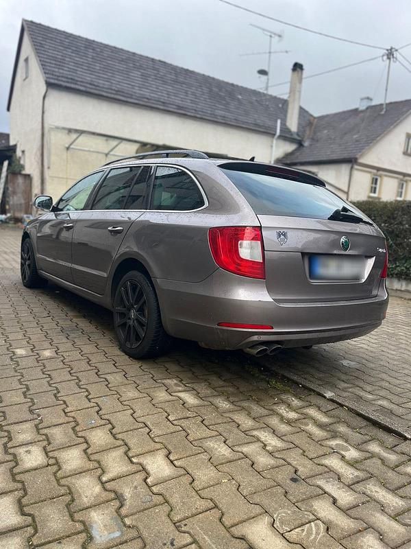 Gebraucht Skoda Superb 140 PS (102 kW) 2012 Violet Kombi