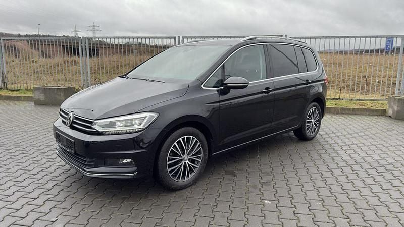 Gebraucht VW Touran Highline 150 PS (110 kW) 2020 Deep black perleffekt Van / Kleinbus