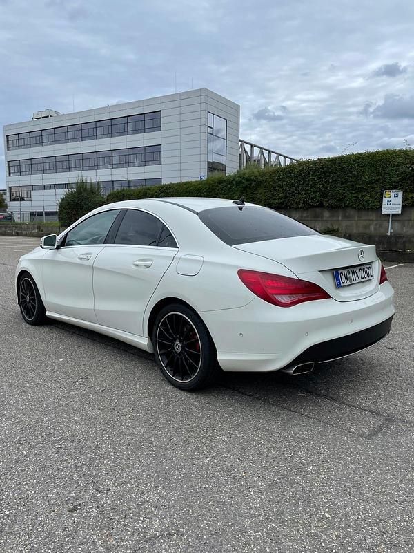 Weiß Gebraucht 2015 Mercedes CLA200 Limousine | 12.500 € (Fairer Preis) - Bild 1/4